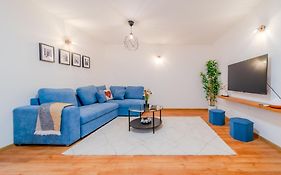 Peaceful Nest In City Center - Happy Rentals